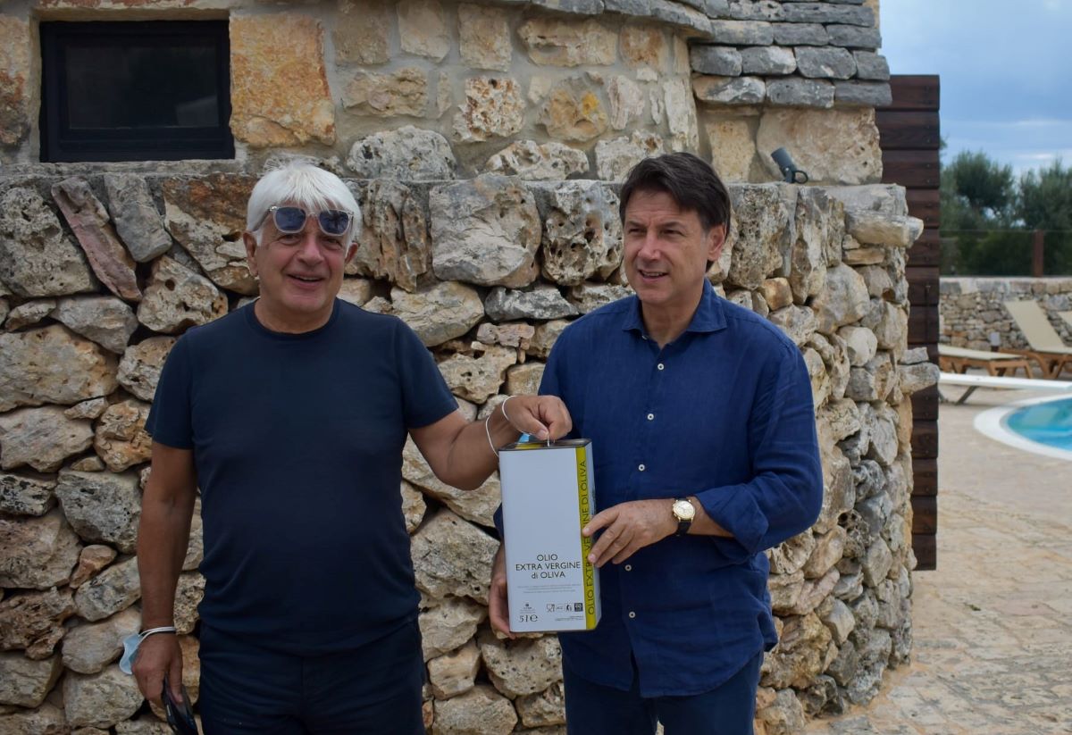 Perrino regala il suo olio a Conte, colazione in masseria dopo la Piazza Perrino regala il suo olio a Conte, colazione in masseria dopo la Piazza