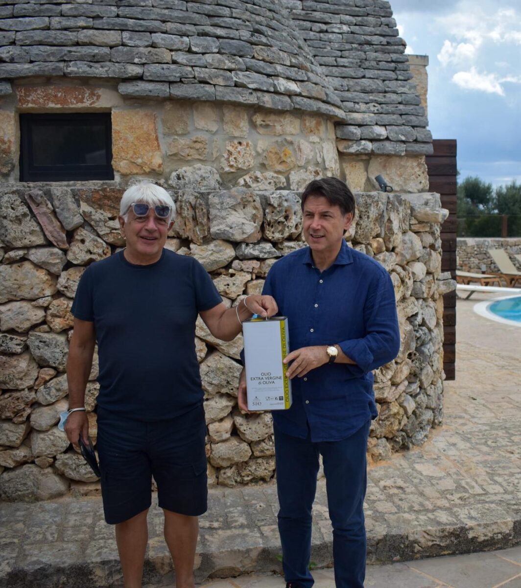 Perrino regala il suo olio a Conte, colazione in masseria dopo la Piazza Perrino regala il suo olio a Conte, colazione in masseria dopo la Piazza