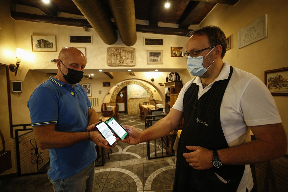 Green pass, paradosso controllori. Lo chiederanno ma per loro nessun obbligo Green pass, paradosso controllori. Lo chiederanno ma per loro nessun obbligo