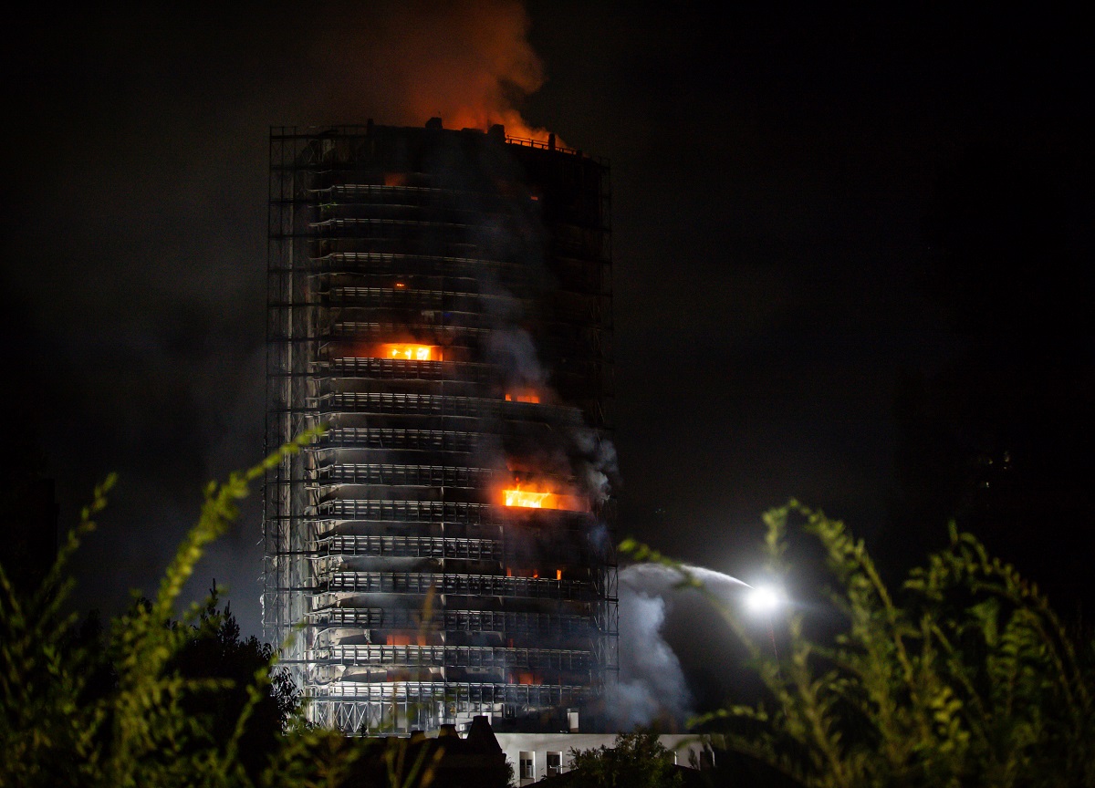 Incendio Milano, la Procura indaga per disastro colposo. FOTO-VIDEO Incendio Milano, la Procura indaga per disastro colposo. FOTO-VIDEO