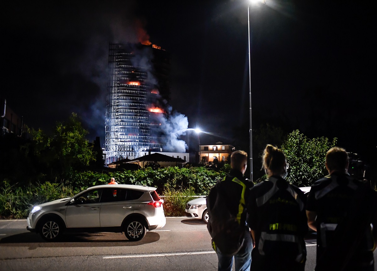 Incendio Milano, la Procura indaga per disastro colposo. FOTO-VIDEO Incendio Milano, la Procura indaga per disastro colposo. FOTO-VIDEO