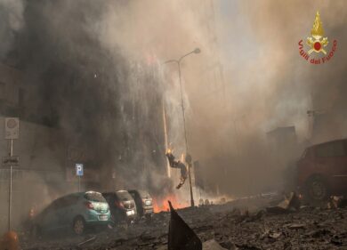Milano, incendio in un palazzo di 15 piani. Edificio divorato dalle fiamme