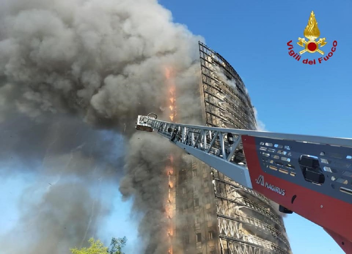 Incendio Milano, la Procura indaga per disastro colposo. FOTO-VIDEO Incendio Milano, la Procura indaga per disastro colposo. FOTO-VIDEO