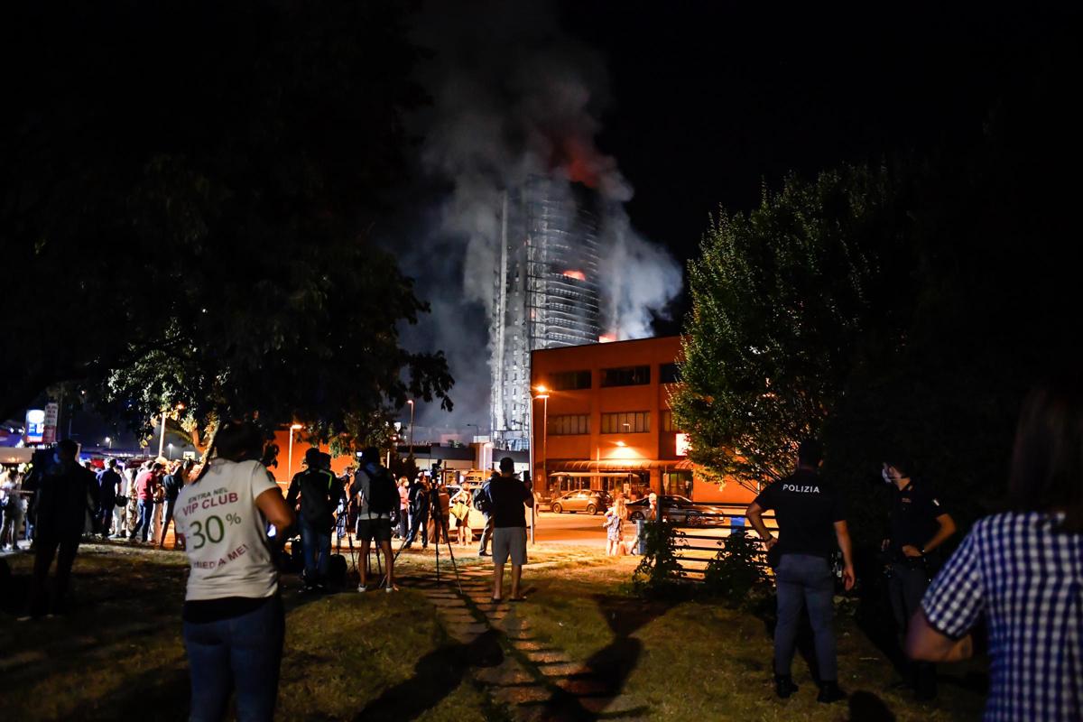 Palazzo in fiamme Milano, il tragico racconto di Morgan: “Inferno in diretta” Palazzo in fiamme Milano, il tragico racconto di Morgan: “Inferno in diretta”