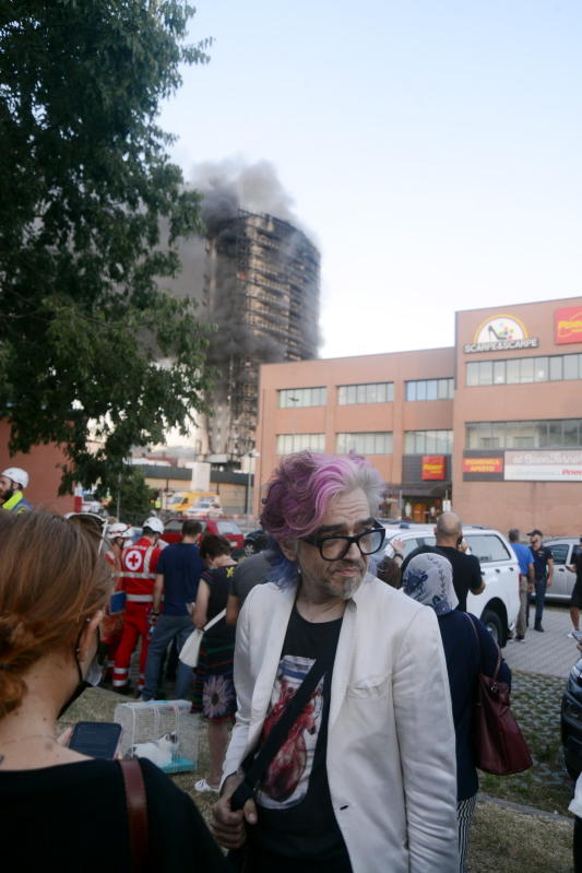 Palazzo in fiamme Milano, il tragico racconto di Morgan: “Inferno in diretta” Palazzo in fiamme Milano, il tragico racconto di Morgan: “Inferno in diretta”