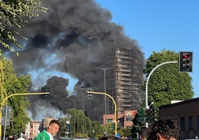 Palazzo a fuoco a Milano, “La facciata era fatta con materiale combustibile”