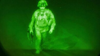 Afghanistan, la foto-simbolo dell’ultimo soldato Usa a lasciare il Paese