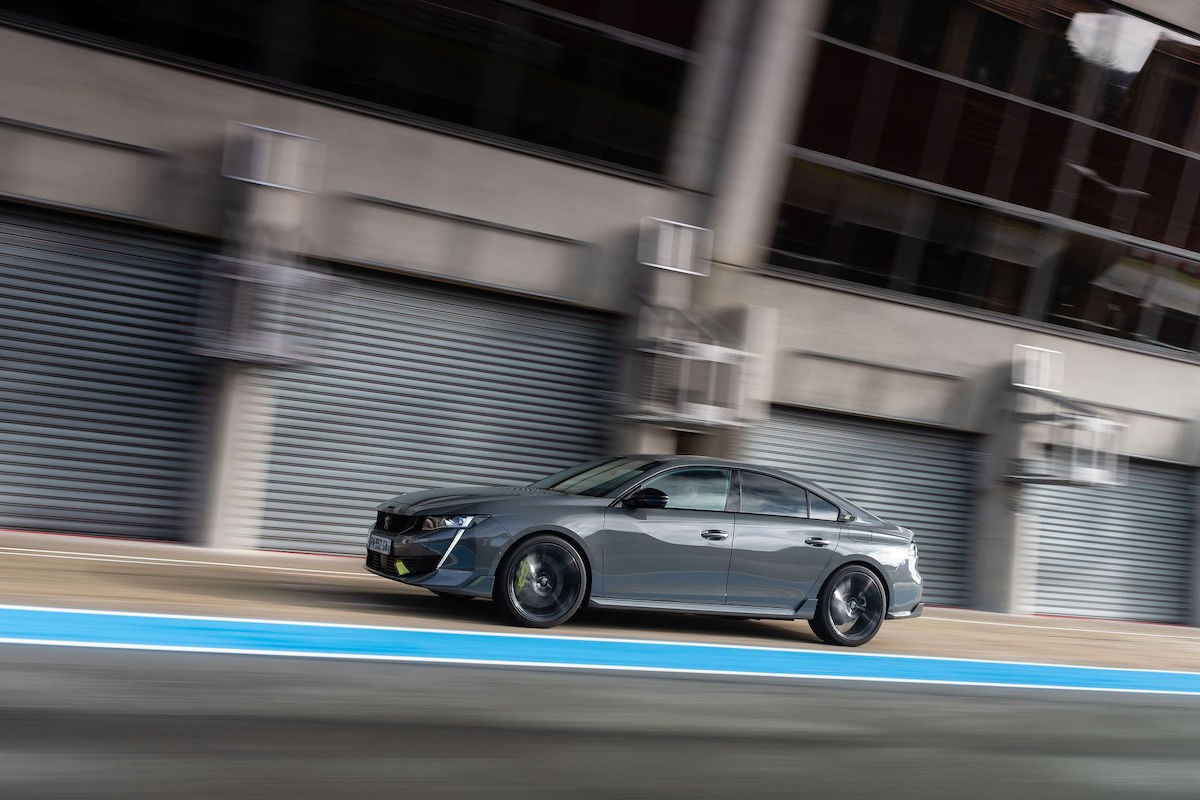 Nuova Peugeot 508 PSE, la sportiva diversa da tutte