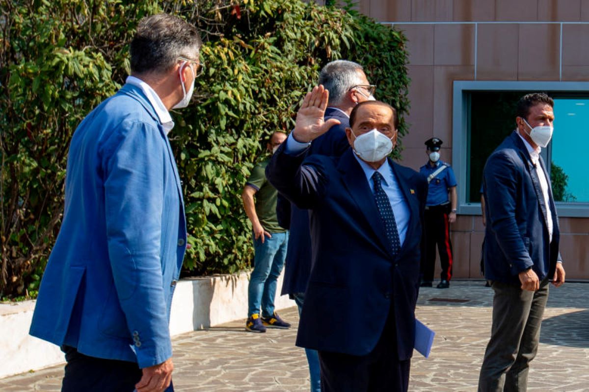 Berlusconi dimesso dal San Raffaele, ennesimo ricovero-lampo post Covid Berlusconi dimesso dal San Raffaele, ennesimo ricovero-lampo post Covid