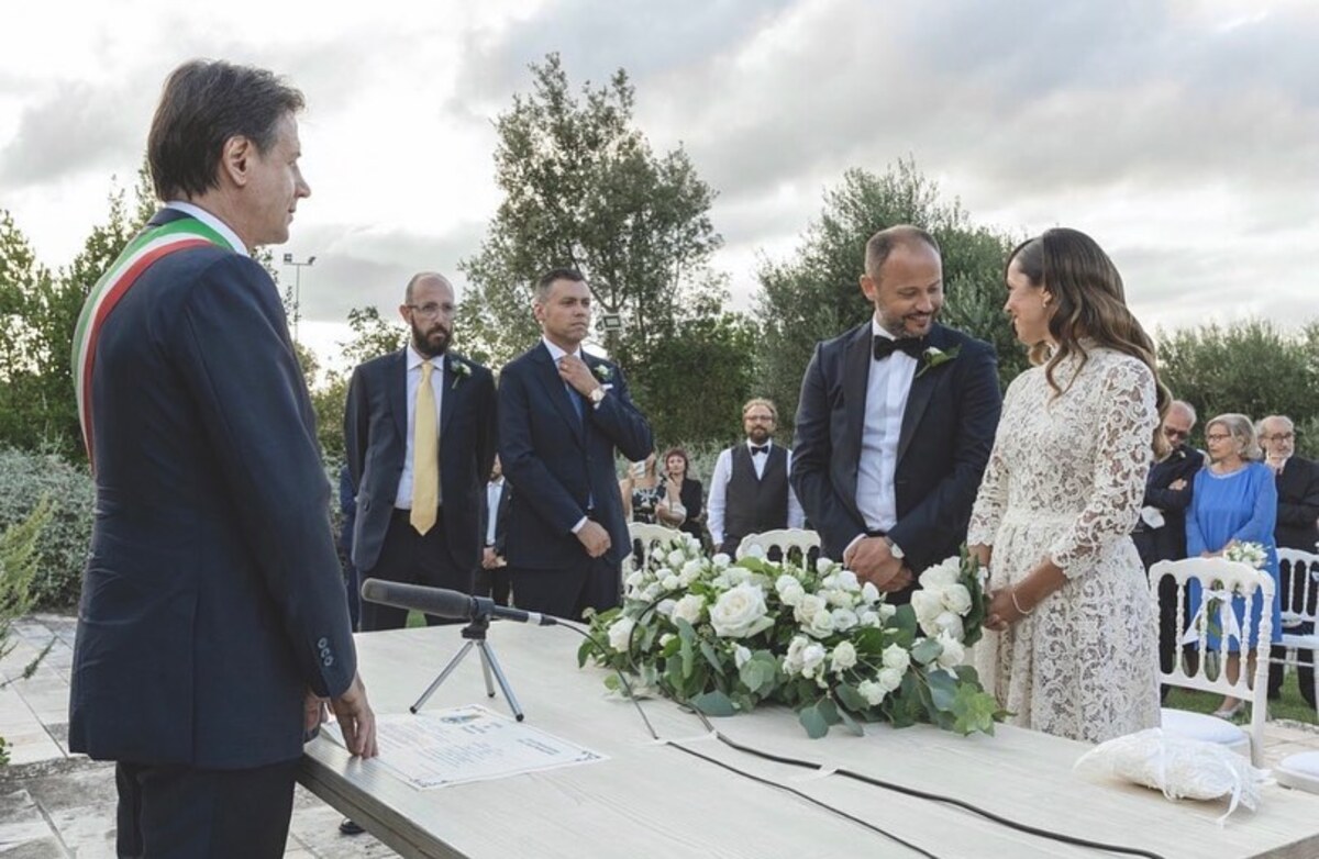 Martina Franca, Conte celebra il matrimonio del suo assistente – FOTO Martina Franca, Conte celebra il matrimonio del suo assistente – FOTO