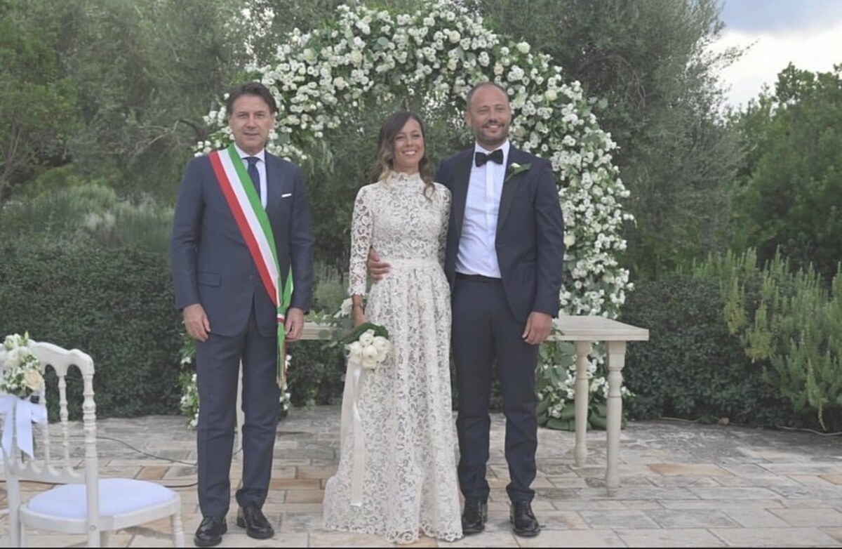 Martina Franca, Conte celebra il matrimonio del suo assistente – FOTO Martina Franca, Conte celebra il matrimonio del suo assistente – FOTO