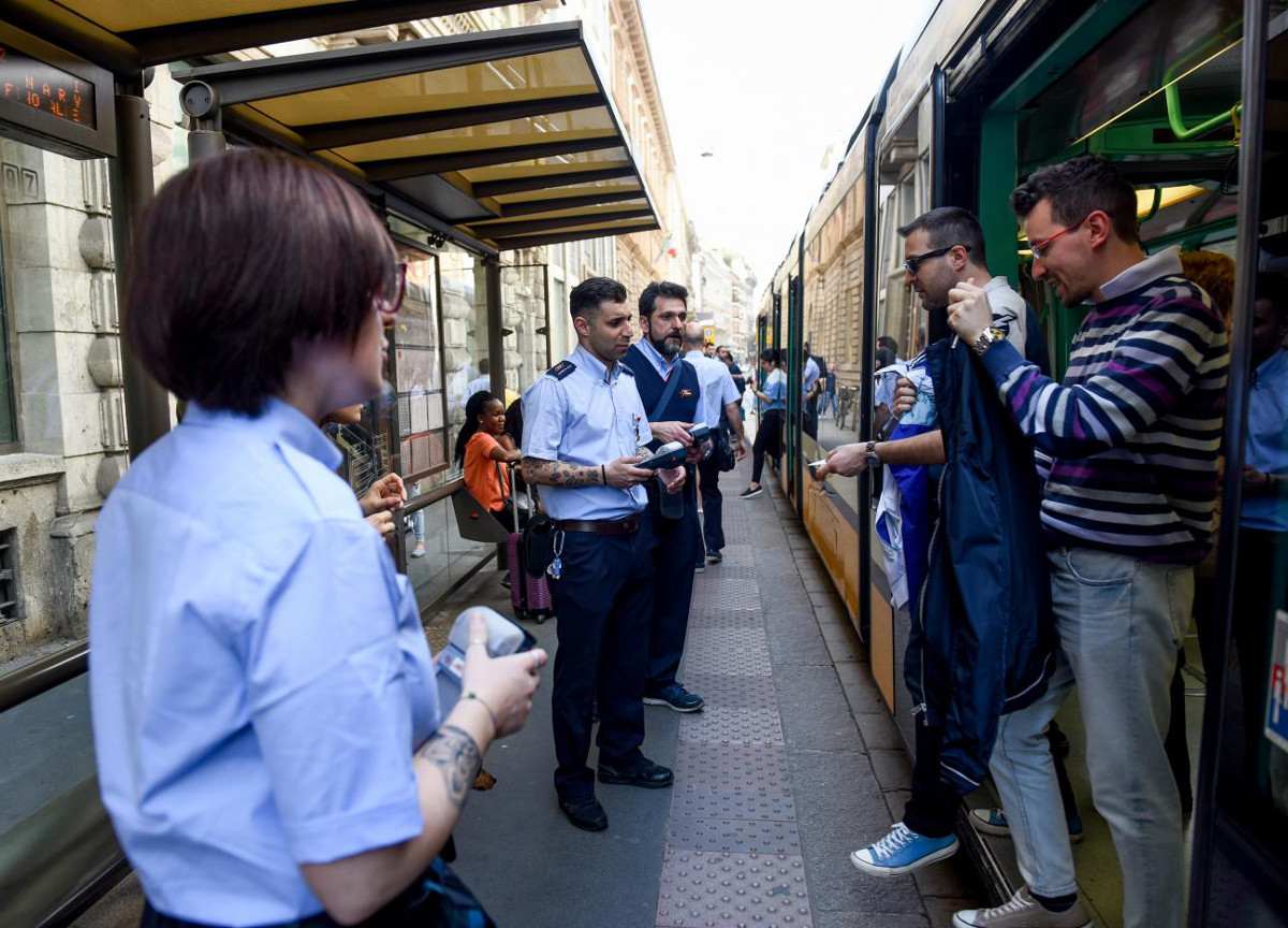 Green pass, scatta “l’invasione” dei controllori. Obbligo anche sui pullman Green pass, scatta “l’invasione” dei controllori. Obbligo anche sui pullman