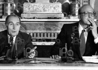 Francia, segreto inconfessabile di Mitterand. L’amante di 50 anni più giovane