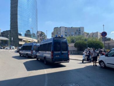 Milano: manifestazione ‘No Green Pass’, protesta davanti a Porta Garibaldi