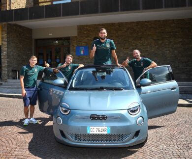 La Nazionale italia di calcio  sale a bordo della Nuova 500