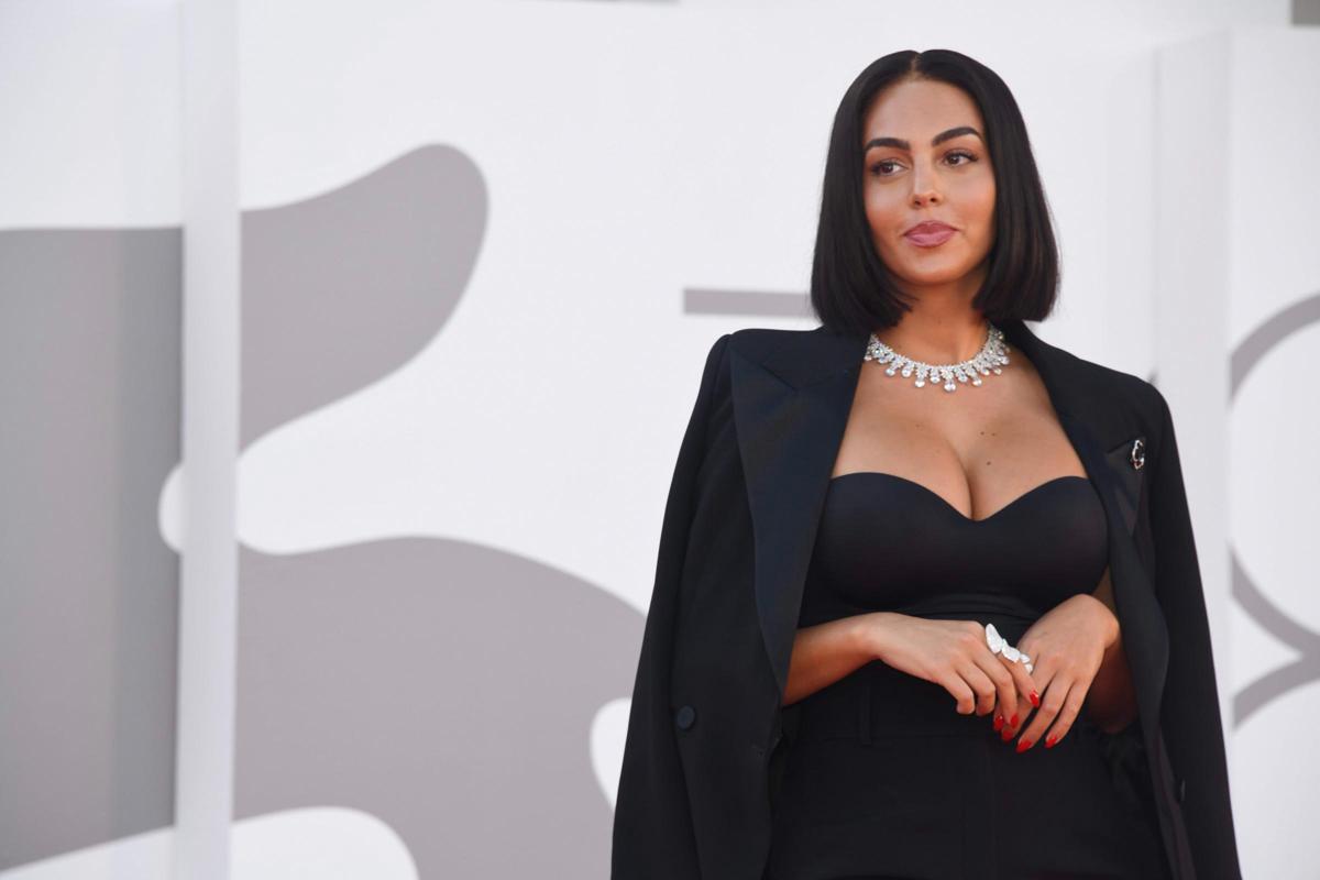 Georgina Rodriguez mozzafiato sul red carpet di Venezia. E Ronaldo…
