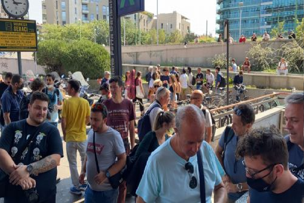 Green pass, la protesta è un flop. “Mi scusi, ma era per oggi?”. A Napoli in 2