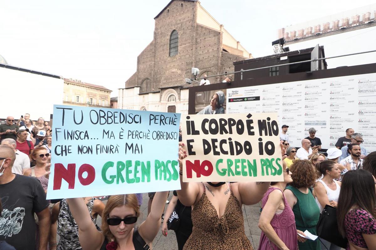 Green pass, la protesta è un flop. “Mi scusi, ma era per oggi?”. A Napoli in 2