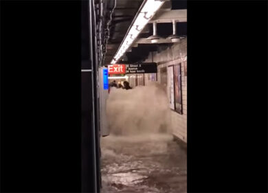 New York, la metro allagata per le piogge dell’uragano Ida