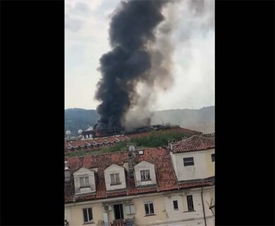 Incendio a Torino, la nuvola di fumo visibile in tutta la città