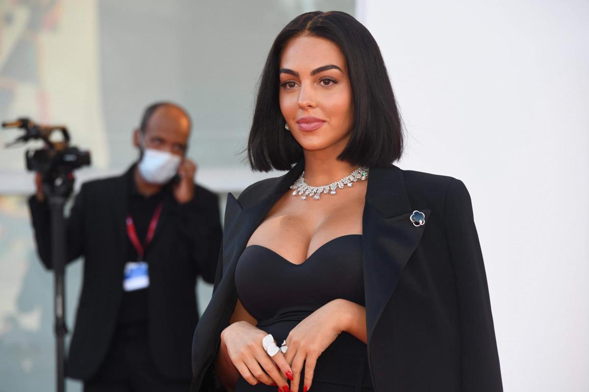 Miriam Leone senza reggiseno. “Io non ritocco”. Georgina Rodriguez… LE FOTO