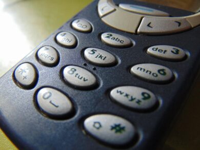 Kosovo, ingoia Nokia 3310 e lo tiene in pancia per 4 giorni: estratto intatto