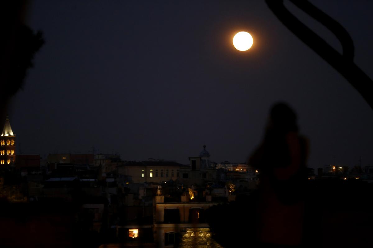 Fori Imperiali, visita notturna 2021: le date. FOTO e VIDEO Fori Imperiali, visita notturna 2021: le date. FOTO e VIDEO
