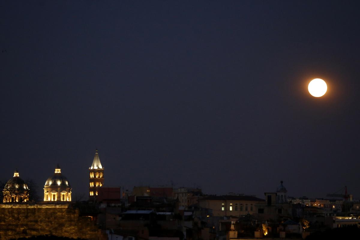 Fori Imperiali, visita notturna 2021: le date. FOTO e VIDEO Fori Imperiali, visita notturna 2021: le date. FOTO e VIDEO
