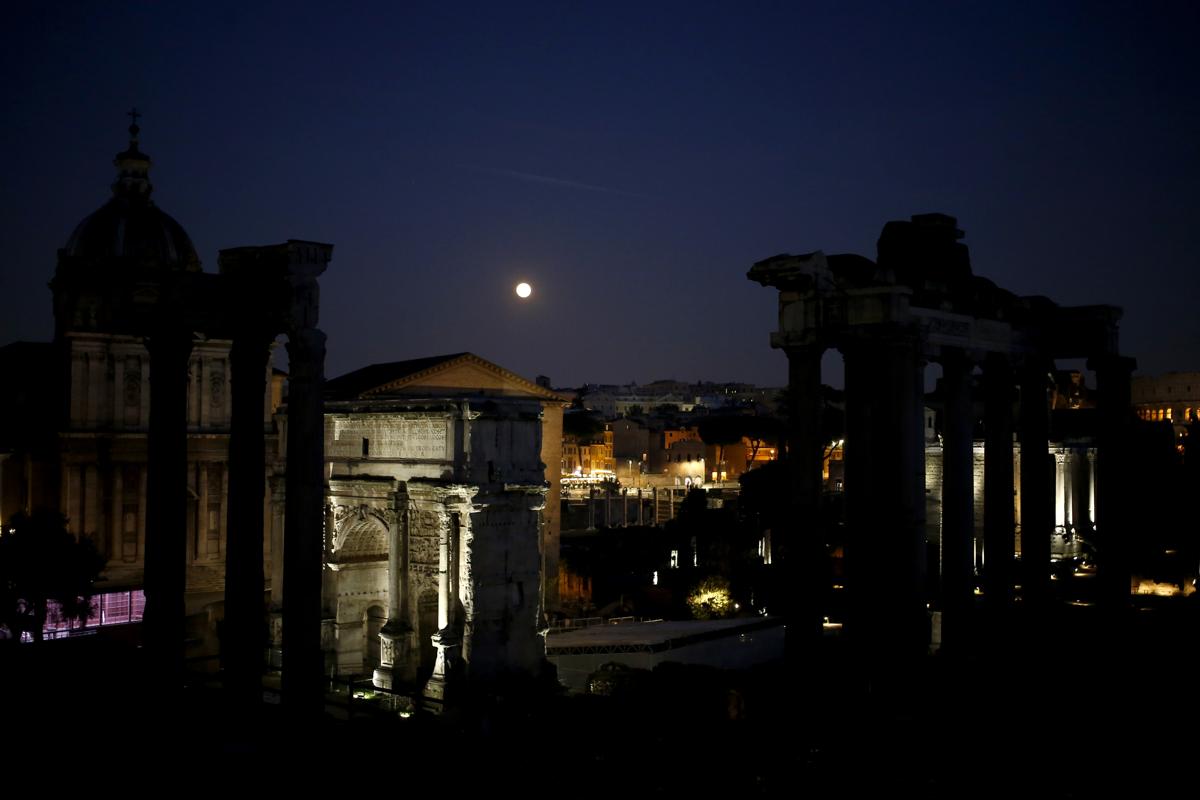 Fori Imperiali, visita notturna 2021: le date. FOTO e VIDEO Fori Imperiali, visita notturna 2021: le date. FOTO e VIDEO