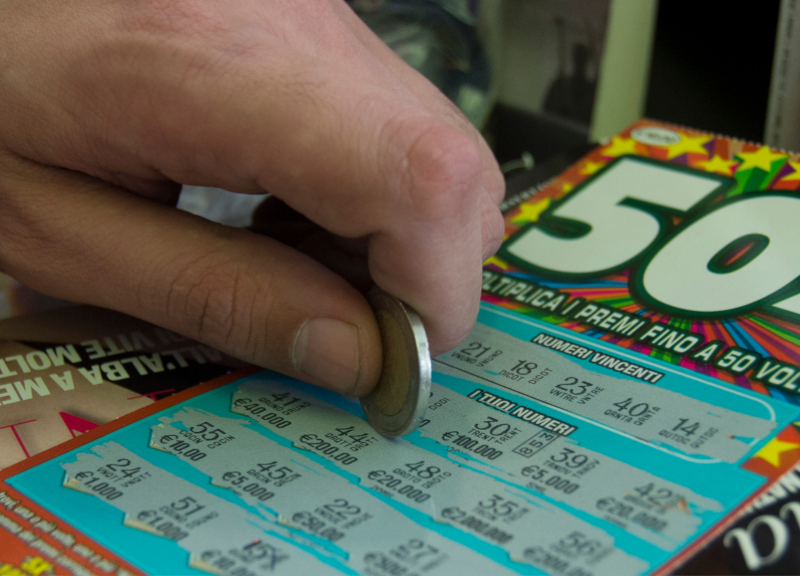 Napoli, anziana vince 500mila euro: tabaccaio le ruba gratta e vinci e fugge Napoli, anziana vince 500mila euro: tabaccaio le ruba gratta e vinci e fugge