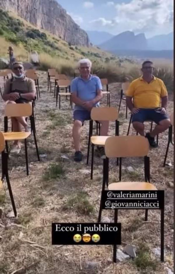 Valeria Marini-Le Iene, alla “Sagra dello Scorfano” un pubblico… particolare