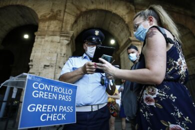 Green pass, il governo dà 15 giorni ai dipendenti pubblici. Obbligo da ottobre