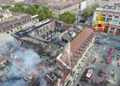 Palazzo in fiamme, il quadro si aggrava. Ipotesi di reato: disastro colposo
