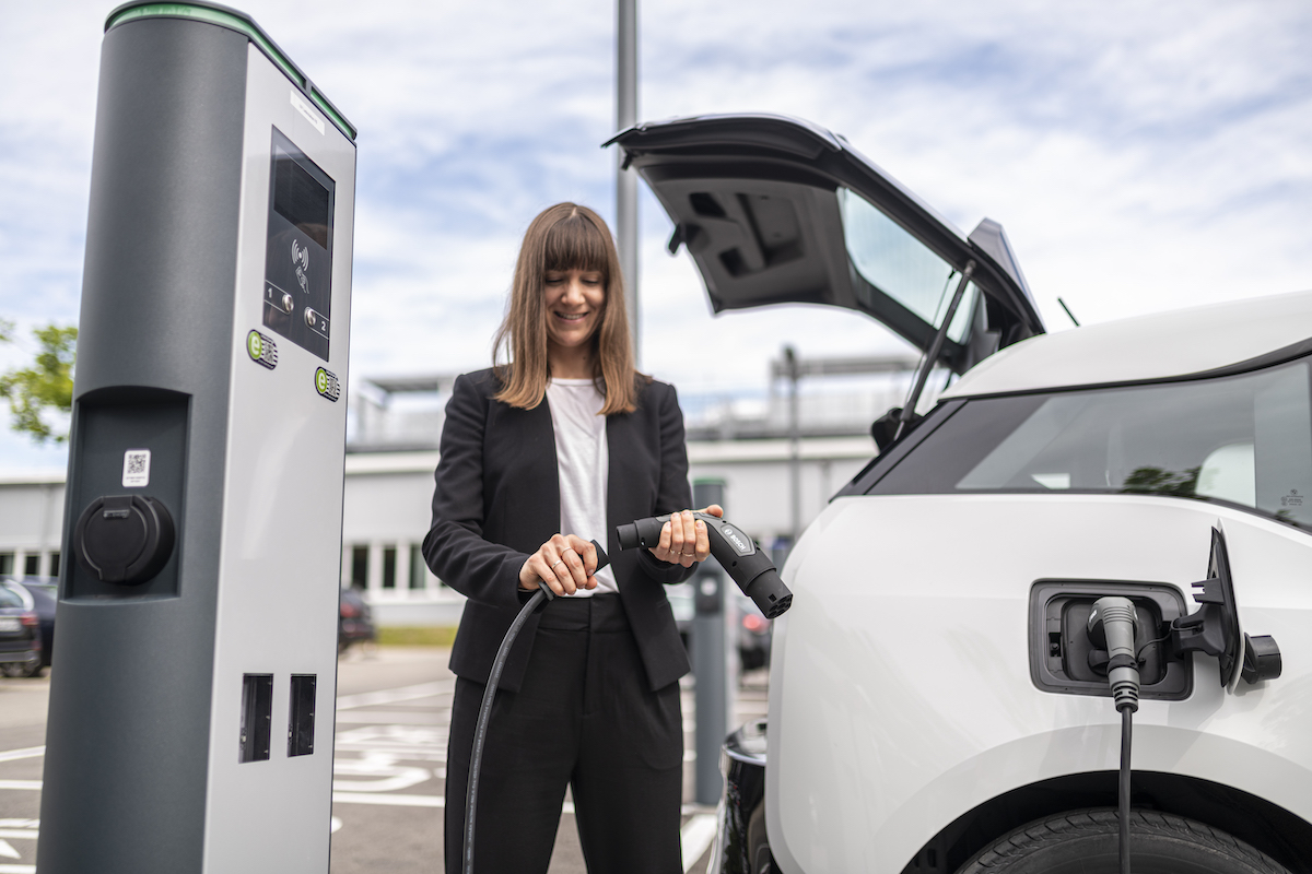 Bosch presenta il cavo di ricarica elettrica con tecnologia integrata Bosch presenta il cavo di ricarica elettrica con tecnologia integrata