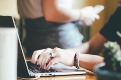 Reddito di cittadinanza, meno soldi ai single. Più aiuti a chi ha dei figli