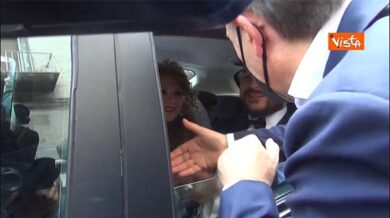 Conte a Napoli fa gli auguri a una coppia di sposi in macchina
