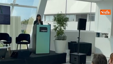 Virginia Raggi a Cannes parla un inglese impeccabile