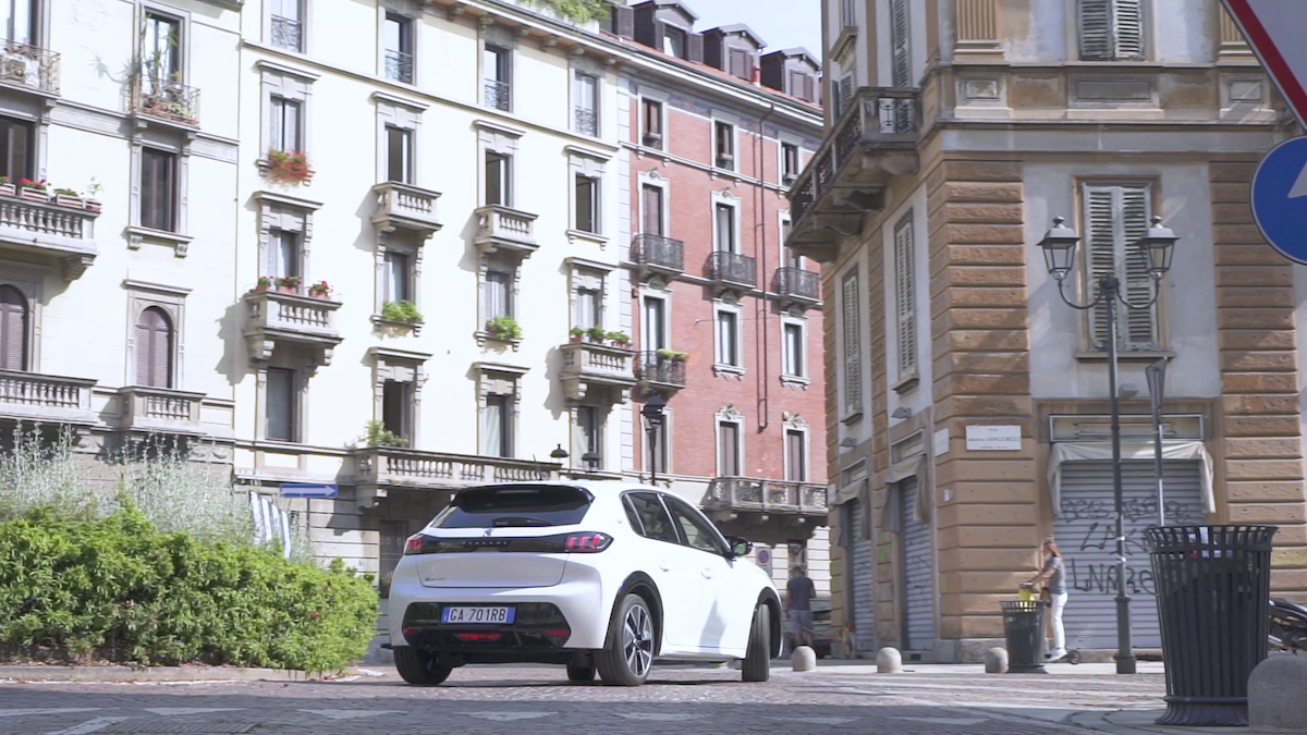 Peugeot e-208, il piacere di viaggiare nel silenzio Peugeot e-208, il piacere di viaggiare nel silenzio