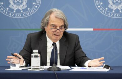 Smart working, muro di Brunetta: “Un lavoro a domicilio all’italiana”