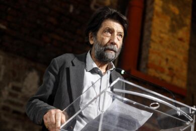 Cacciari: “Stop ipocrisia, il governo renda il vaccino obbligatorio”