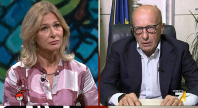 Alessandro Sallusti contro Francesca Donato: “Parli coi figli delle persone morte di Covid”