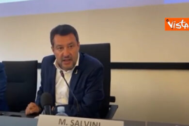 La battuta di Salvini: “Applaudite perchè non faro più il consigliere a Milano? Tornerò”