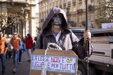 Blitz per sventare atti violenti di No Vax, scattano le perquisizioni