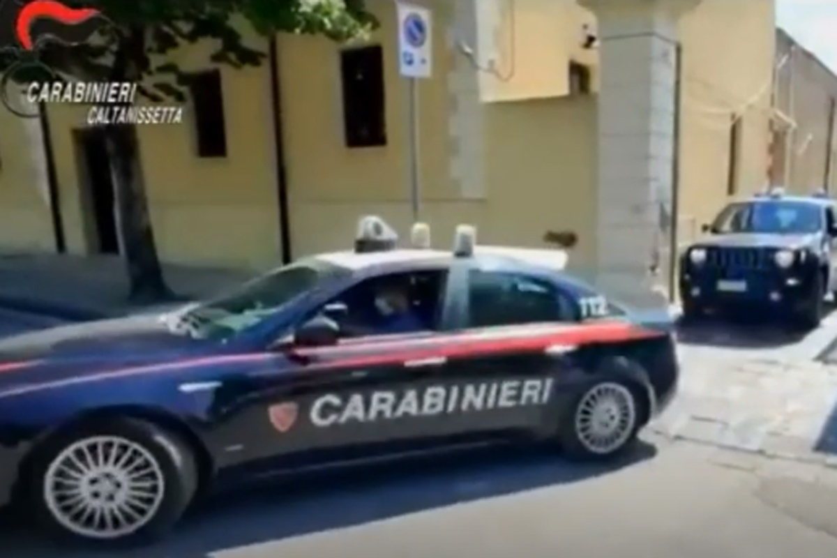 Sgozza la moglie e tenta di uccidersi. Il giorno dell’udienza per il divorzio