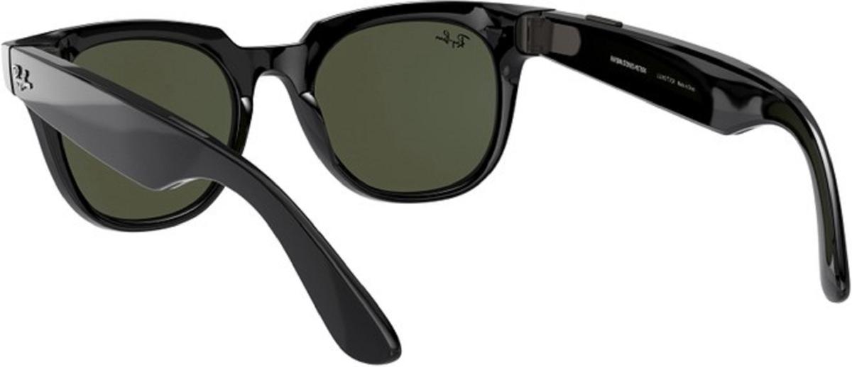 Facebook e Ray-Ban presentano i loro occhiali smart Facebook e Ray-Ban presentano i loro occhiali smart