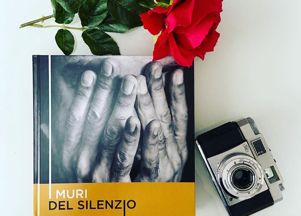 I muri del silenzio, la mostra di Myriam Bon per le vittime di violenza