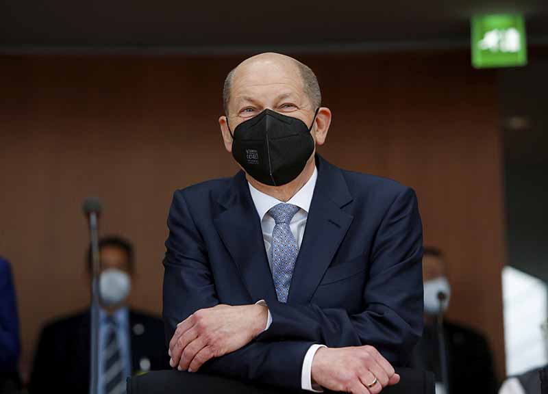 Germania, Merkel apre alla coalizione con l’Spd. Un’inchiesta ostacola Scholz Germania, Merkel apre alla coalizione con l’Spd. Un’inchiesta ostacola Scholz