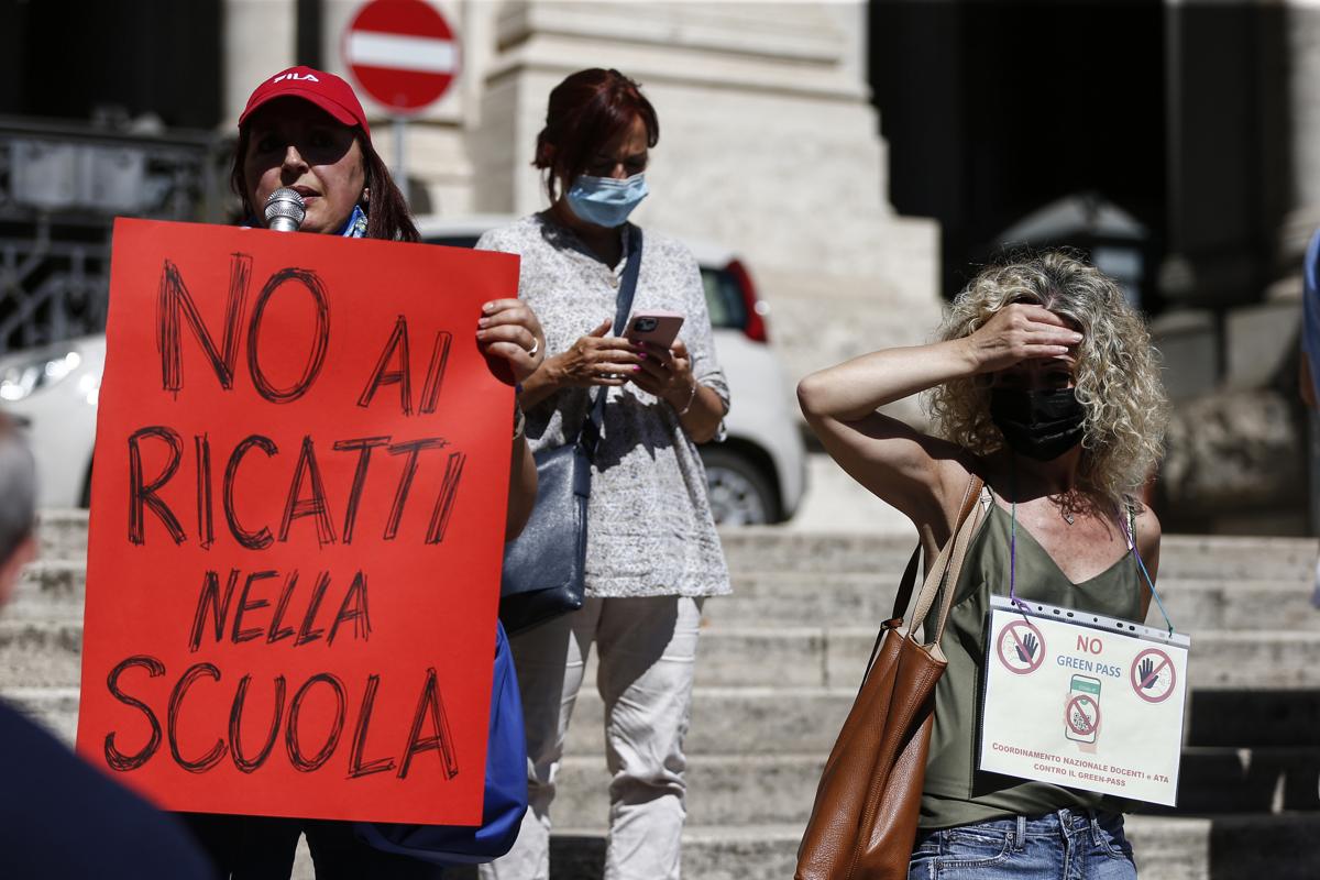 Scuola, green pass anche per i genitori. Non si potrà varcare la porta senza Scuola, green pass anche per i genitori. Non si potrà varcare la porta senza