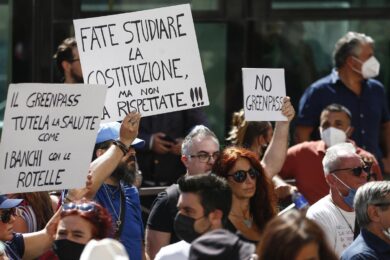 Green pass esteso e obbligo vaccinale? Ricorda la rana bollita di Chomsky