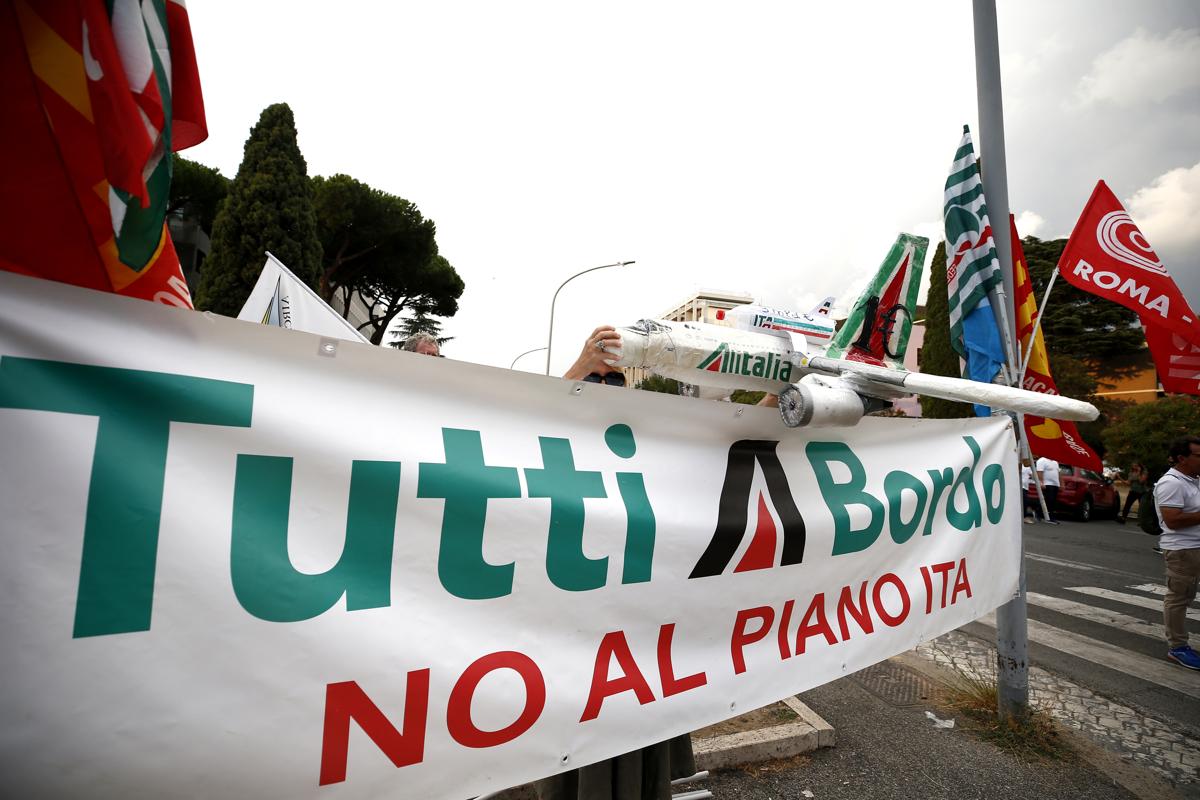 Galleria foto 'Alitalia, Draghi disinnesca il fallimento. La road-map delle assunzioni in Ita' - foto 1